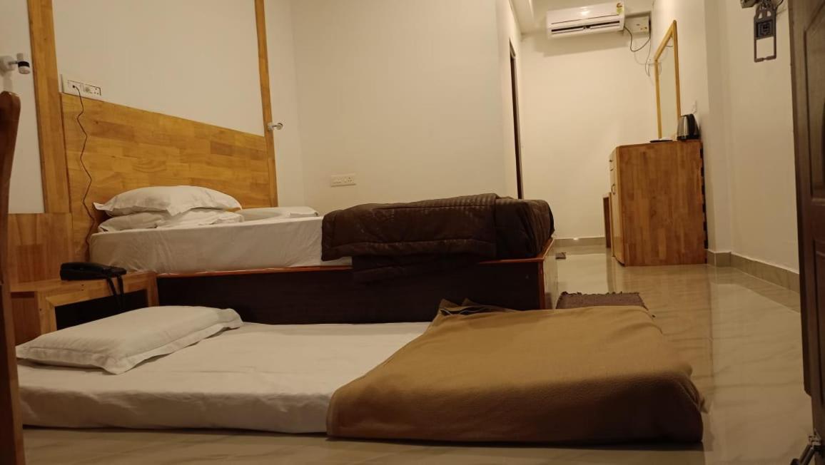 Coconhuts Beach Resort Lakshmanpur Bagian luar foto