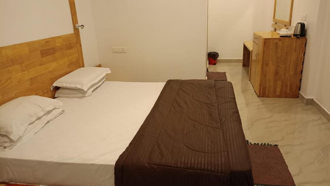 Coconhuts Beach Resort Lakshmanpur Bagian luar foto