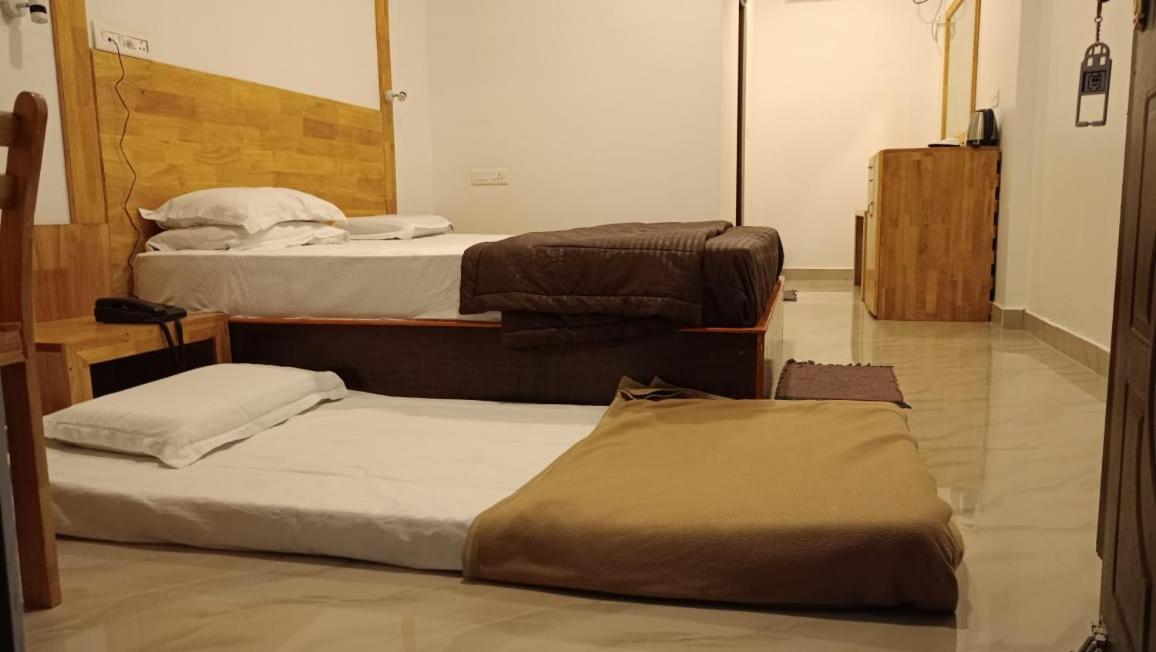 Coconhuts Beach Resort Lakshmanpur Bagian luar foto