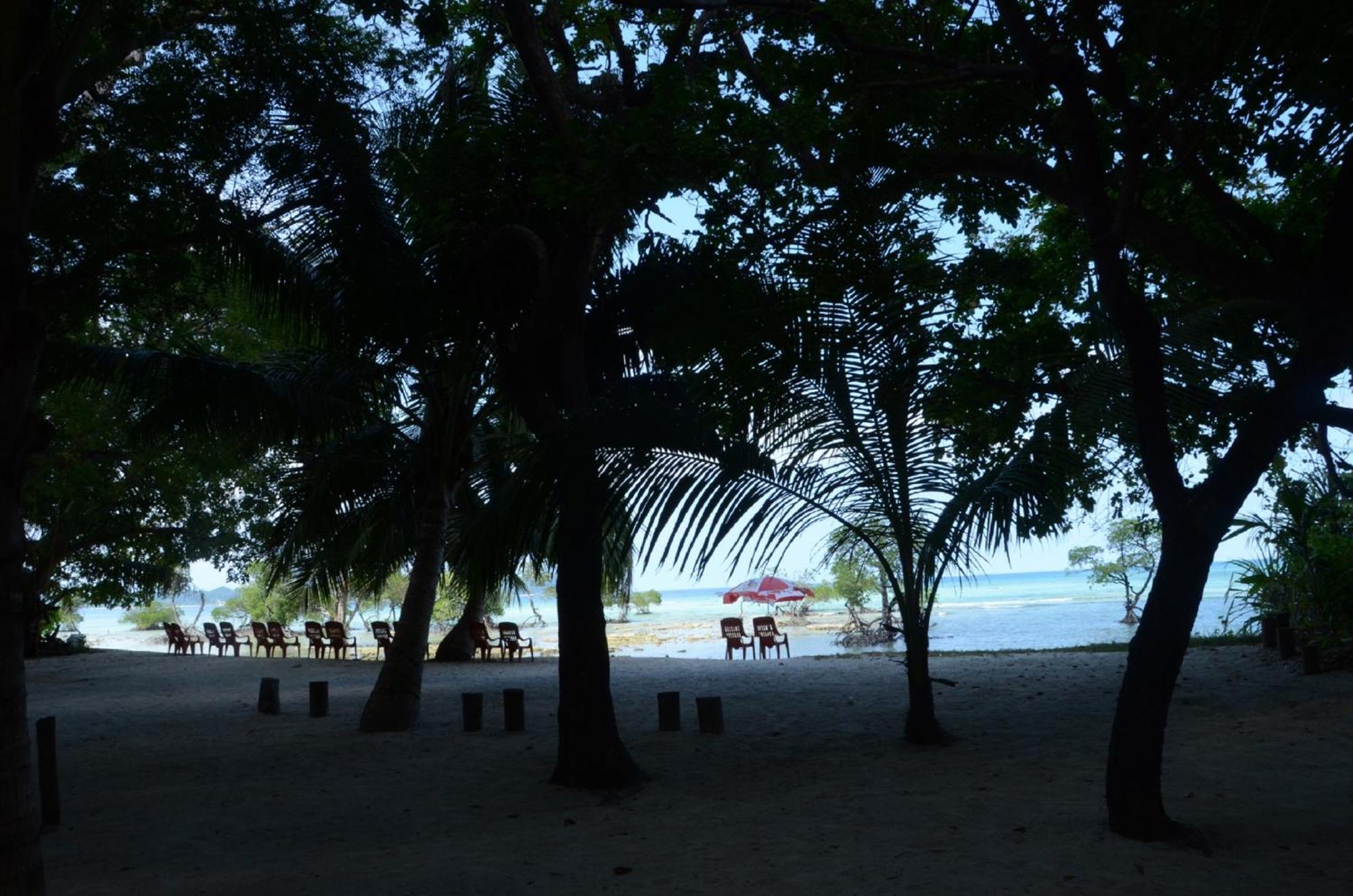 Coconhuts Beach Resort Lakshmanpur Bagian luar foto